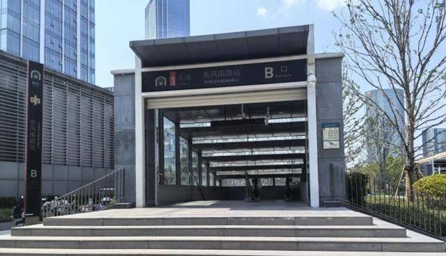 最新消息：郑州地铁1号线东风南路站B、C出入口联络通道今日启用！